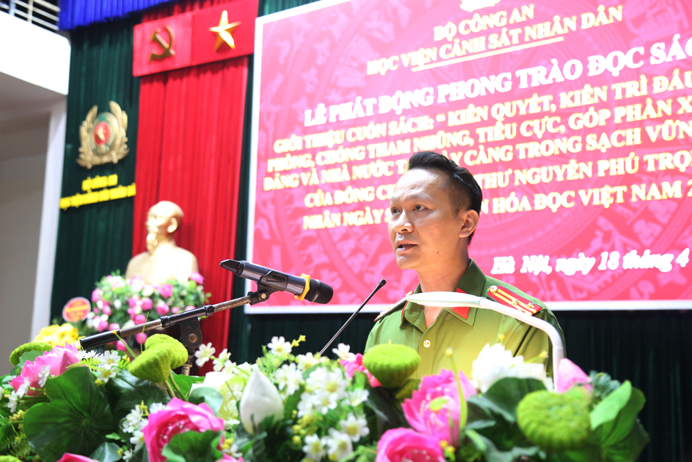 Thượng tá Lê Hồng Hải, Giám đốc Trung tâm Lưu trữ và Thư viện giới thiệu về các hoạt động hưởng ứng Ngày sách và Văn hóa đọc tại Học viện CSND